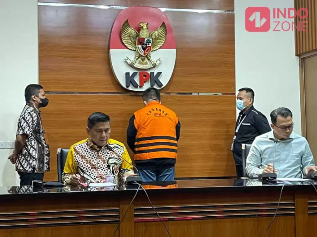 KPK Tahan Ivan Dwi Kusuma Tersangka Penyuap Hakim Agung Sudrajad Dimyati. (INDOZONE/Asep Bidin Rosidin)