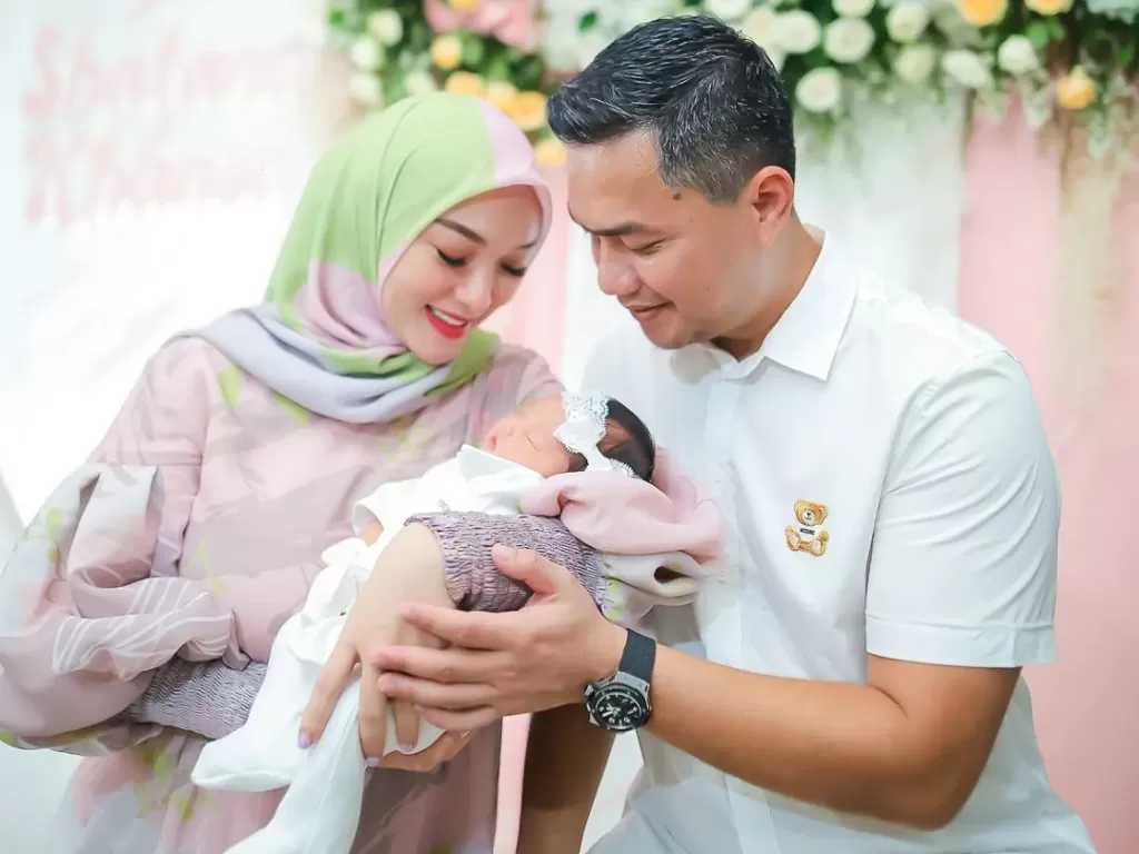 Zaskia Gotik menggendong anak keduanya bersama Sirajuddin (Instagram/zaskia_gotix)