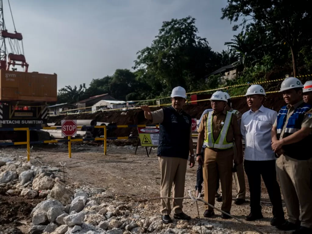 Kadis LHK DKI Jakarta Agus Kuswanto (kedua kiri) meninjau Proyek Pembangunan Sistem Pengambilan dan Treatment Sampah Badan Air melalui Rekayasa Sungai. (ANTARA FOTO/Aprillio Akbar)