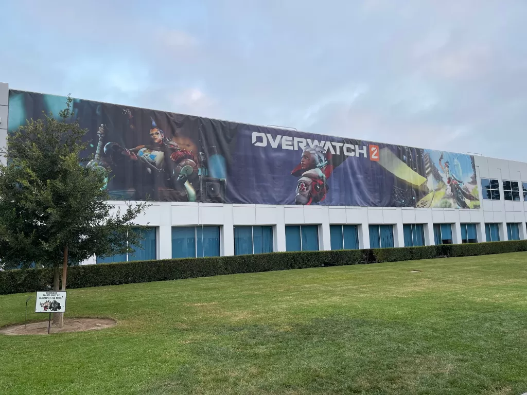 Banner Overwatch 2 di suatu kampus. (Twitter/@Qwik)