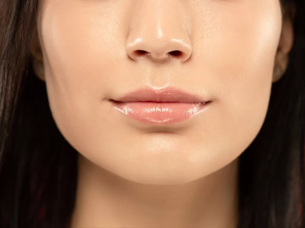 Ilustrasi bibir dengan lip oil. (Freepik)