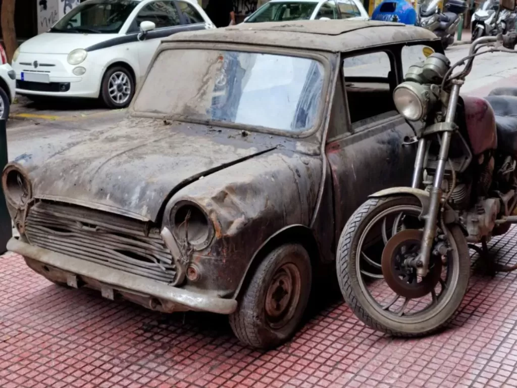 Mini Cooper dan Motor Yamaha yang ditemukan di basement hotel setelah terbengkalai 30 tahun. (Carscoops)