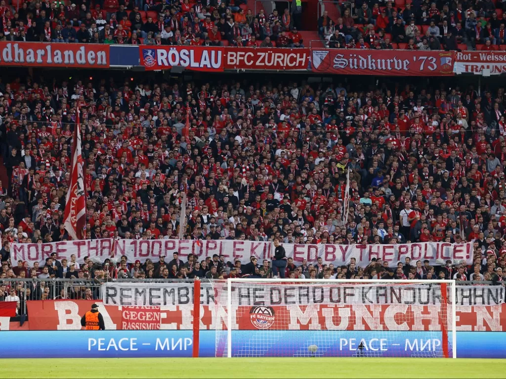 Fans Bayern Munchen beri dukungan untuk korban tragedi Kanjuruhan (Foto: Reuters/Michaela Rehle))
