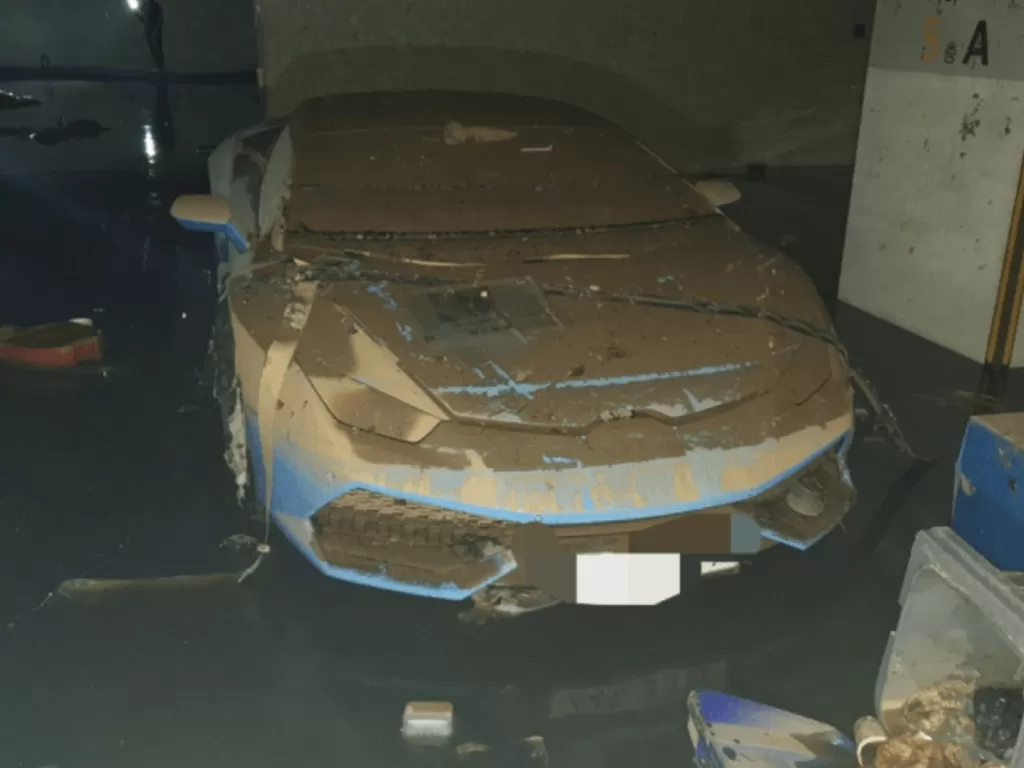 Lamborghini yang terendam banjir di Korea Selatan. (Instagram/@car.fails)