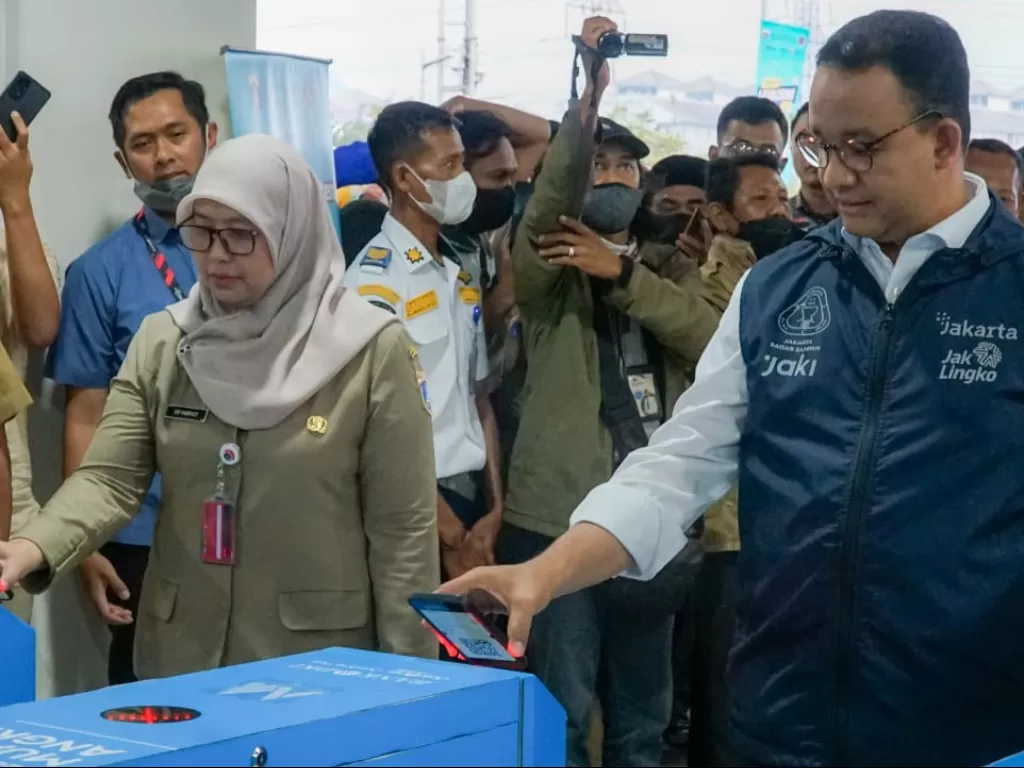 Gubernur DKI Jakarta Anies Baswedan saat coba digitalisasi tiket. (Dok. Pemprov DKI)