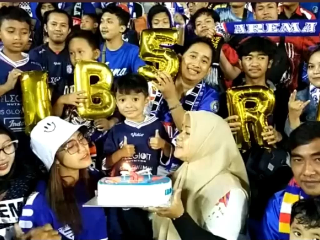 Keluarga kecil ini merayakan ultah sang putra sebelum sepak mula pertandingan Arema FC vs Persebaya Surabaya (Foto: Twitter/@maliq1928)