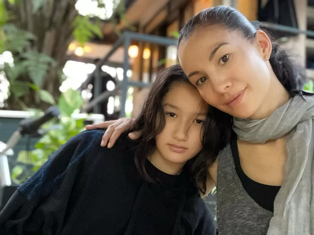 Nadya Hutagalung dan putrinya Nyla. (Instagram/@nadyahutagalung)