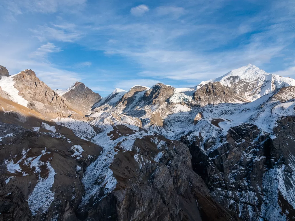 Pendaki gunung di Himalaya tertimbun salju. (Freepik/wirestock)
