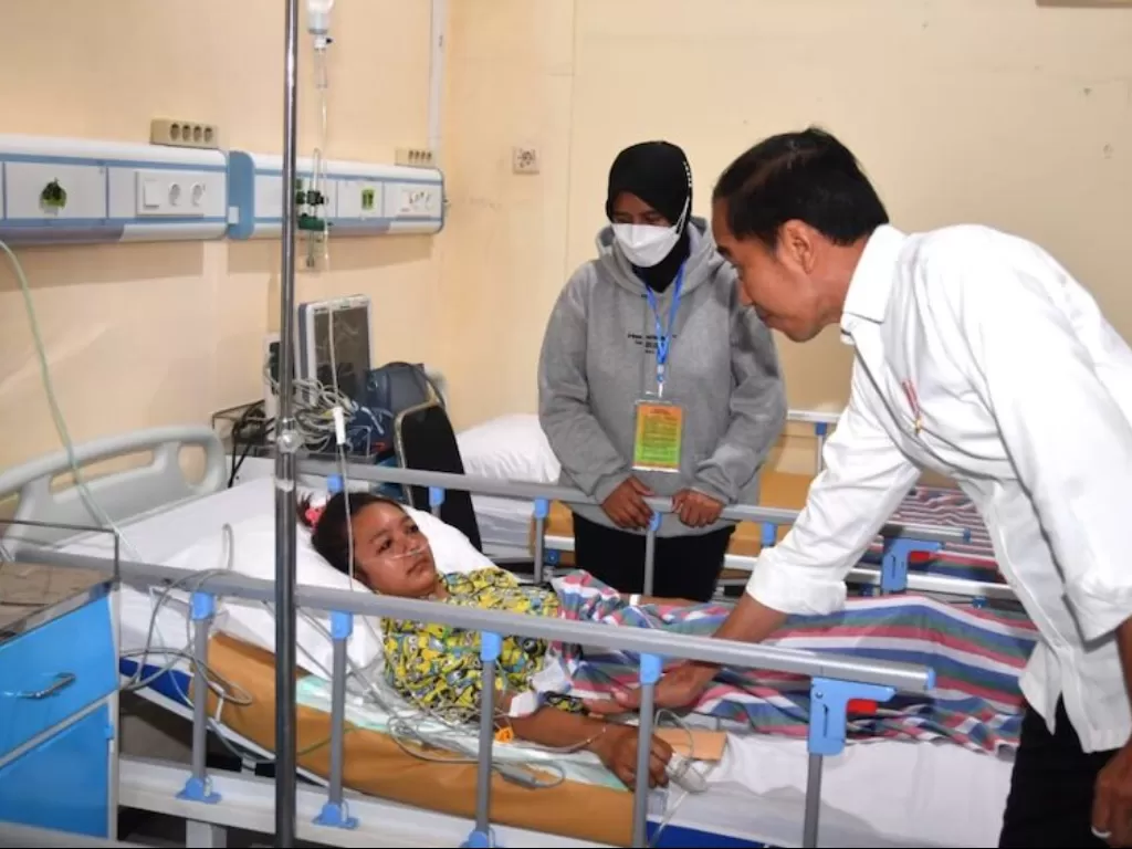 Presiden Joko Widodo mengunjungi korban Tragedi Kanjuruhan di rumah sakit (Dok. Sekretariat Presiden)