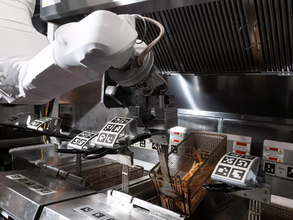 Robot Flippy 2 yang bisa menggoreng ayam dan kentang. (Miso Robotics)