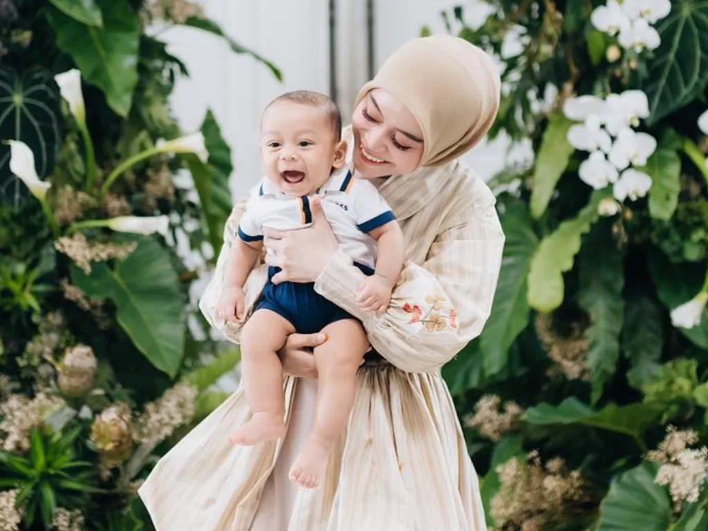 Lesti Kejora dan Baby Leslar. (Instagram/lestykejora)
