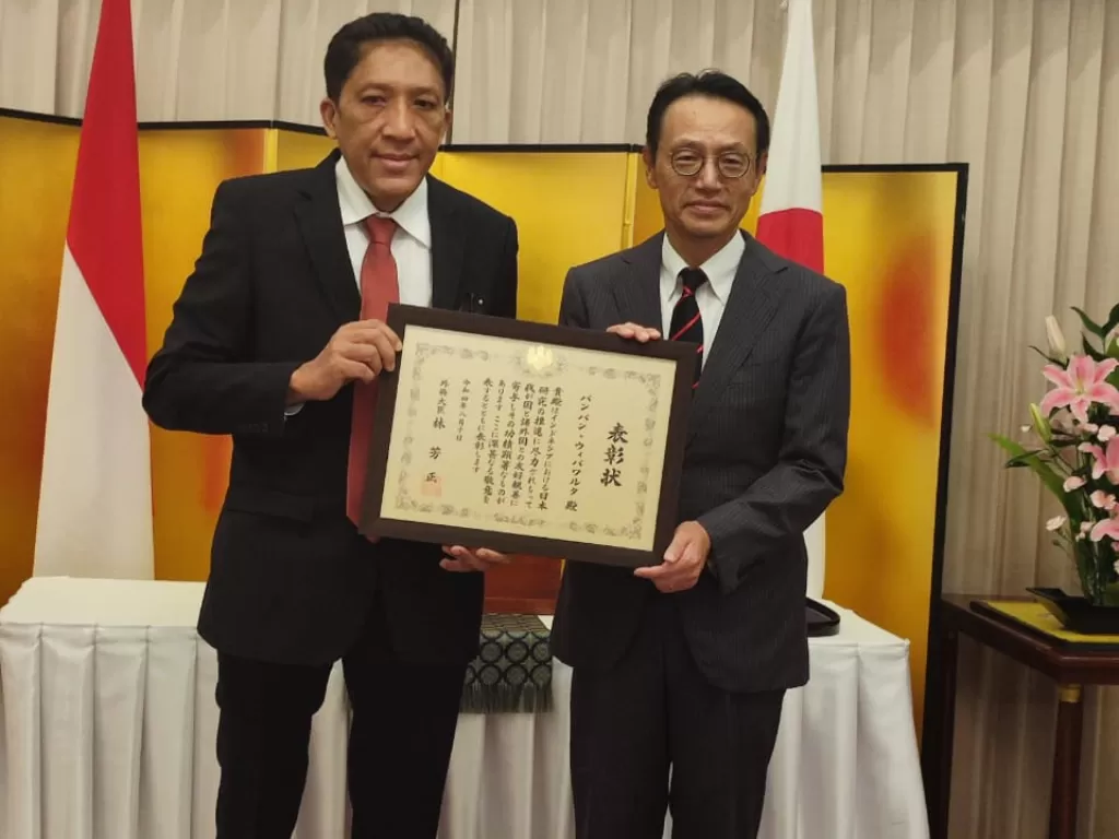 Prof Dr Bambang Wibawa menerima pengharggan dari Duta Besar Jepang untuk Republik Indonesia Kanasugi Kenji. (Indozone.id)