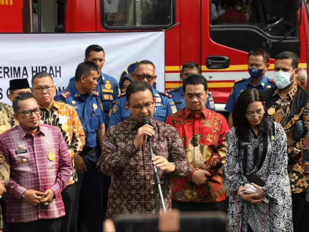 Gubernur DKI Jakarta Anies Baswedan memberikan hibah Kendaraan Dinas Operasional (KDO) Pemadam Kebakaran (Foto: Pemprov DKI Jakarta)