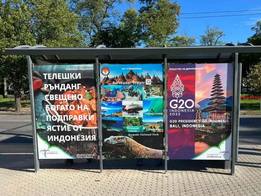 Suasana halte bus di Kota Sofia, Bulgaria yang dijadikan lokasi promosi wisata Indonesia. (Instagram/petya.ilieva.artist)