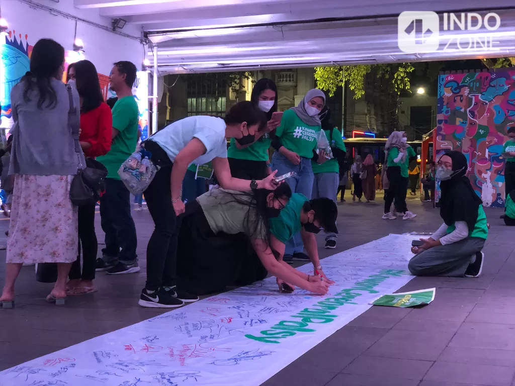 Dukungan masyarakat untuk Hari Peringatan Cerebral Palsy Sedunia yang dilaksanakan di Terowongan Kendal, Jakarta Pusat, Rabu (5/10/2022). (INDOZONE/M. Rio Fani)