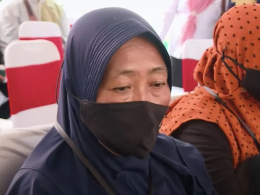 Siti Mariam, Orang Tua korban yang anaknya meninggal di Stadion Kanjuruhan. (YouTube: Sekretariat Presiden)