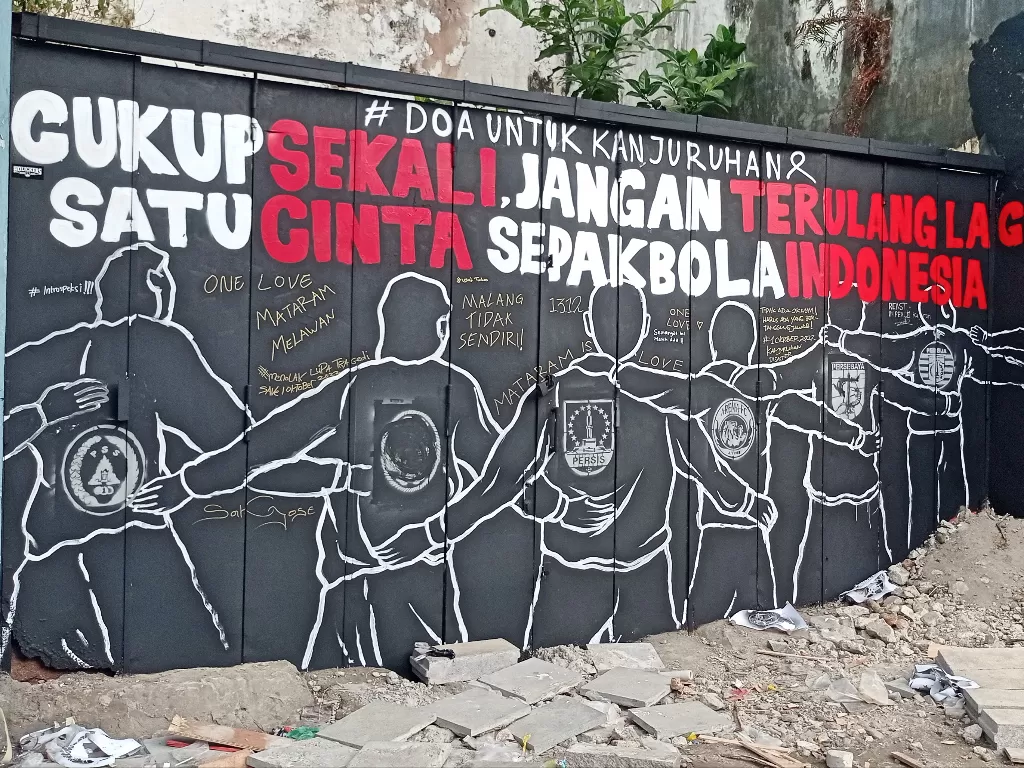 Mural solidaritas untuk tragedi Kanjuruhan dari para seniman Solo. (Z Creators/Is Ariyanto)