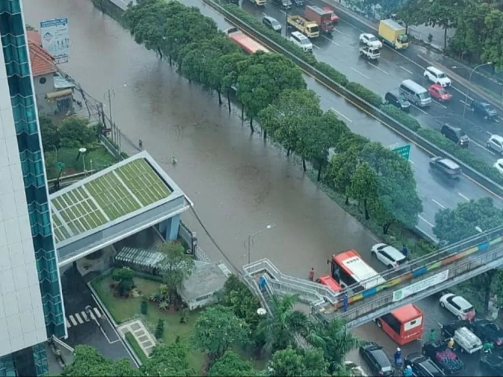 Penampakan banjir di Tol JORR. (Instagram/@jktinfo)