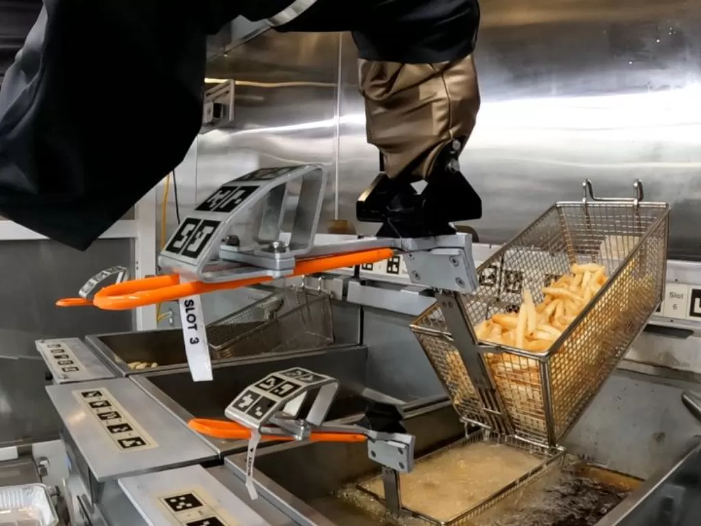 Robot jago goreng kentang. (Sandra Stojanovic/REUTERS TV via REUTERS)