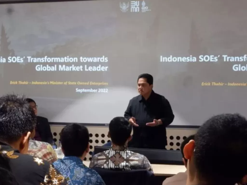 Menteri Badan Usaha Milik Negara (BUMN) Erick Thohir bertemu dan berdiskusi tentang perekonomian Indonesia dengan para mahasiswa Indonesia di kampus London School of Economic (LSE), Inggris, Sabtu (1/10/2022). (ANTARA/HO-Doctrine-UK)