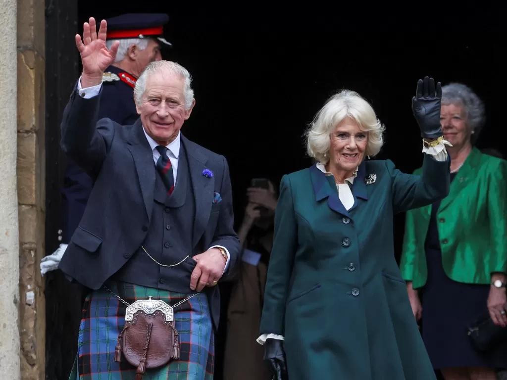 Raja Charles III dan Permaisuri Camilla Parker Bowless memberi pesan dan ucapkan belasungkawa terhadap peristiwa di Kanjuruhan, Malang. (REUTERS/Russell Cheyne)