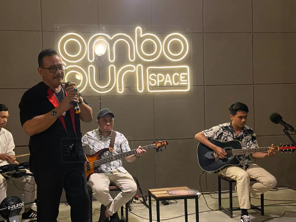 Bambang Gulo, Kepala Diskominfo Ponorogo rilis lagu. (Z Creators/Pramita Kusumaningrum)