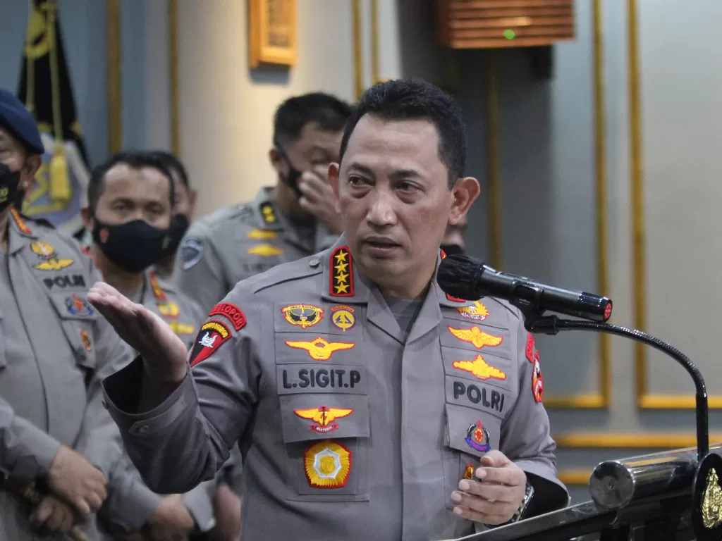 Kapolri Jenderal Pol Listyo Sigit Prabowo (kanan) memberikan keterangan pers terkait penetapan tersangka kasus tragedi Kanjuruhan. (ANTARA/Fajar Ali)
