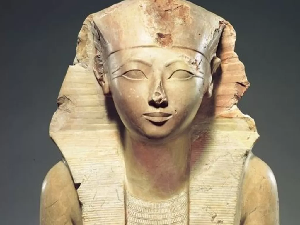 Patung Ratu Hatshepsut, yang dihapus dari sejarah Mesir kuno karena kesuksesannya. (Metropolitan Museum of Art)