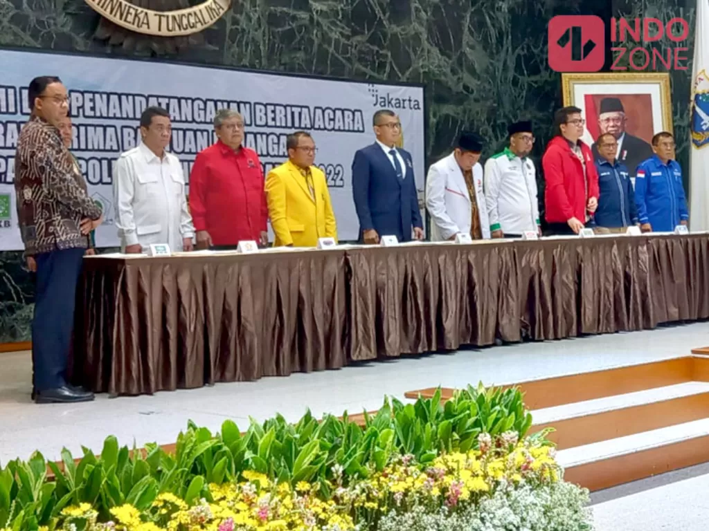 Gubernur DKI Jakarta Anies Baswedan (tengah menggunakan batik) saat melakukan penandatanganan dana hidah untuk 10 partai politik, di Balai Kota, Jakarta Pusat. (INDOZONE/Febyora Dwi Rahmayani)