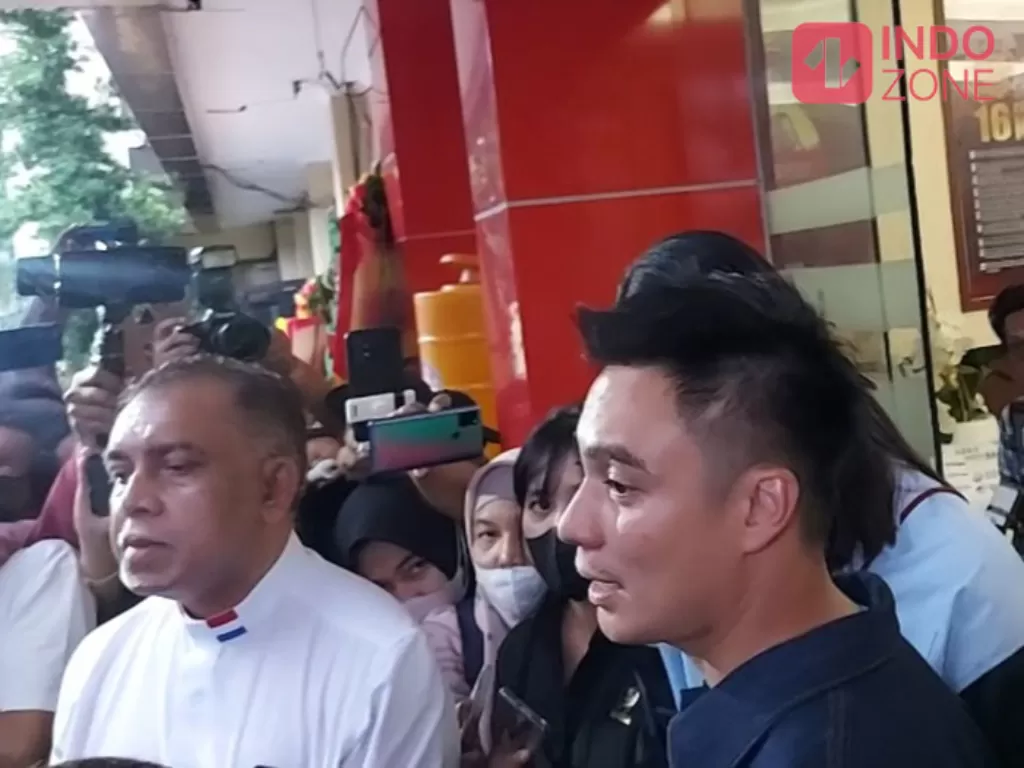 Baim Wong usai diperiksa di Polres Metro Jakarta Selatan. (INDOZONE/Arvi Resvanty)