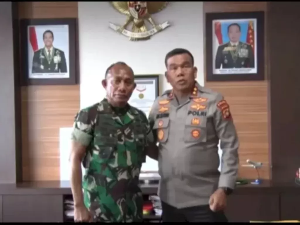 Pangdam XVIII Kaswari, Mayjen TNI Gabriel Lema dan Kapolda Papua Barat, Irjen Pol Daniel Tahi M Silitonga. (Dok.Istimewa)