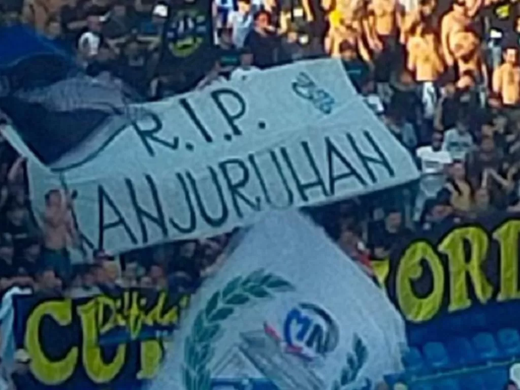 Suporter garis keras Inter Milan beri dukungan kepada para korban tragedi Kanjuruhan (Foto: Twitter/@FaktaSepakbola)