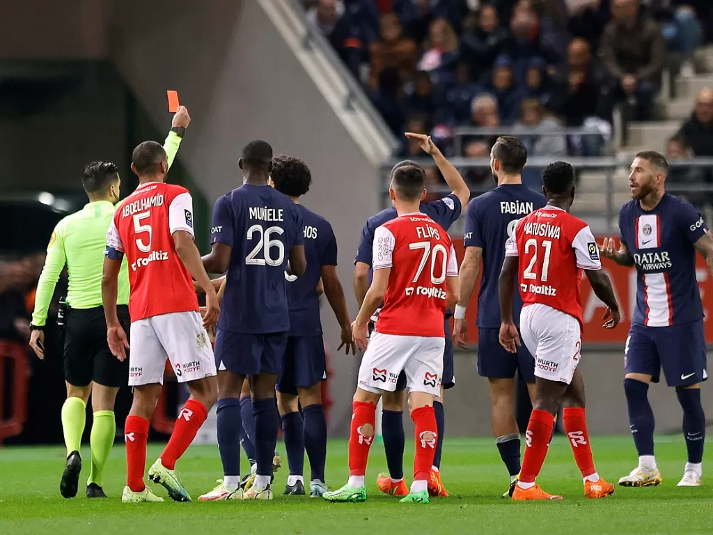 Sergio Ramos menerima kartu merah saat PSG imbang 0-0 dengan Stade Reims (Foto: Reuters/Pascal Rossignol)