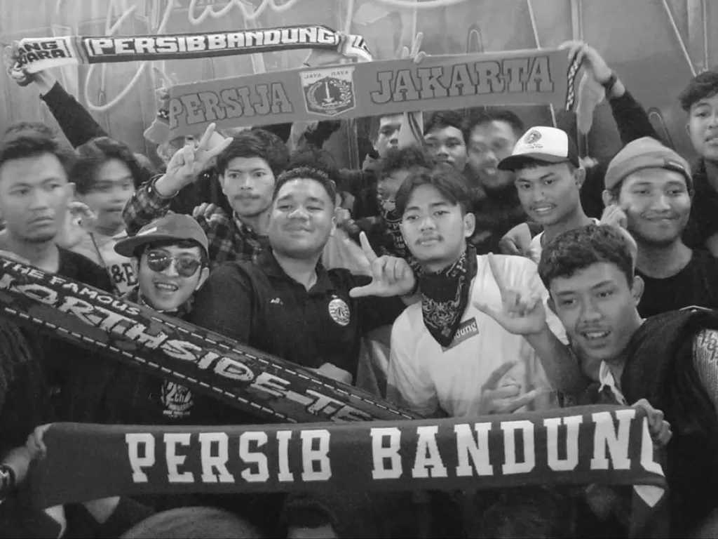 The Jakmania Bandung dan Viking tampak hangat dalam acara untuk tragedi Kanjuruhan di Bandung (Foto: Twitter/@jakmaniabandung) 