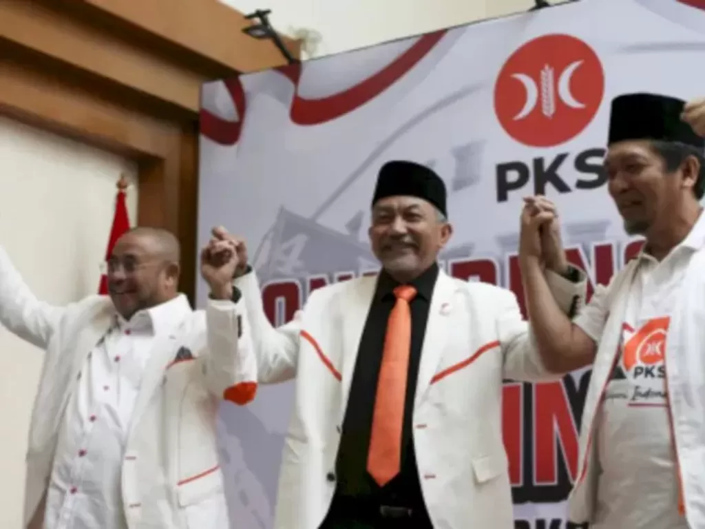 Para pimpinan PKS bergandeng tangan usai menutup Rapimnas DPP PKS 2022 di Jakarta. (ANTARA FOTO/Rivan Awal Lingga)