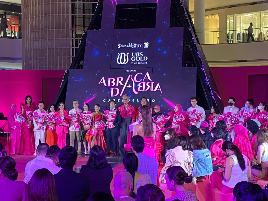 Caren Delano bersama kerabat lainnya dalam pink carpet gala Abracadabra di Senayan City, Jakarta Selatan, Jumat (7/10/22) (INDOZONE/Nandya)