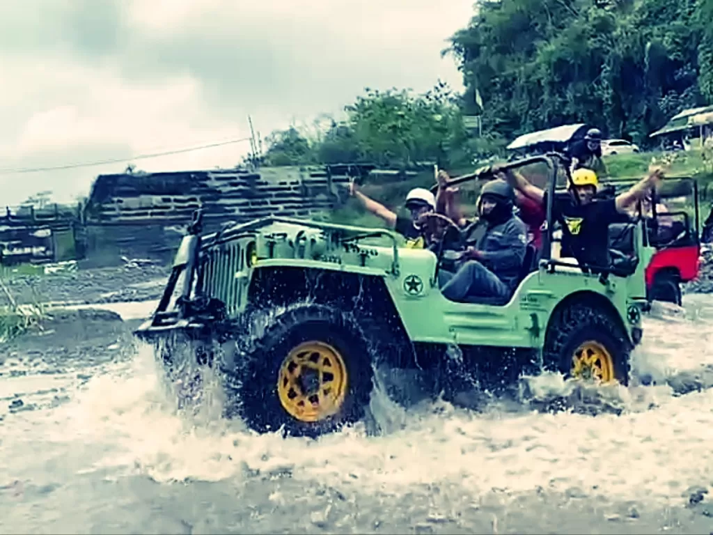 Lava Tour Merapi dengan Jeep sambil memacu adrenalin.