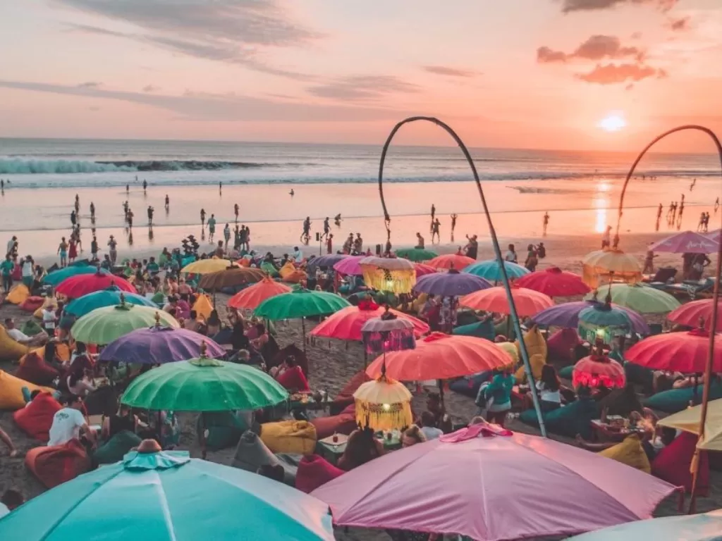 Ilustrasi pantai Bali dipadati wisatawan. (Thehoneycombers)