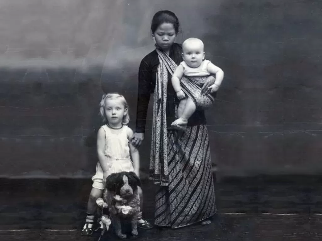 Potret baboe yang mengasuk dua anak sinyo dan nonik Eropa (KITLV)