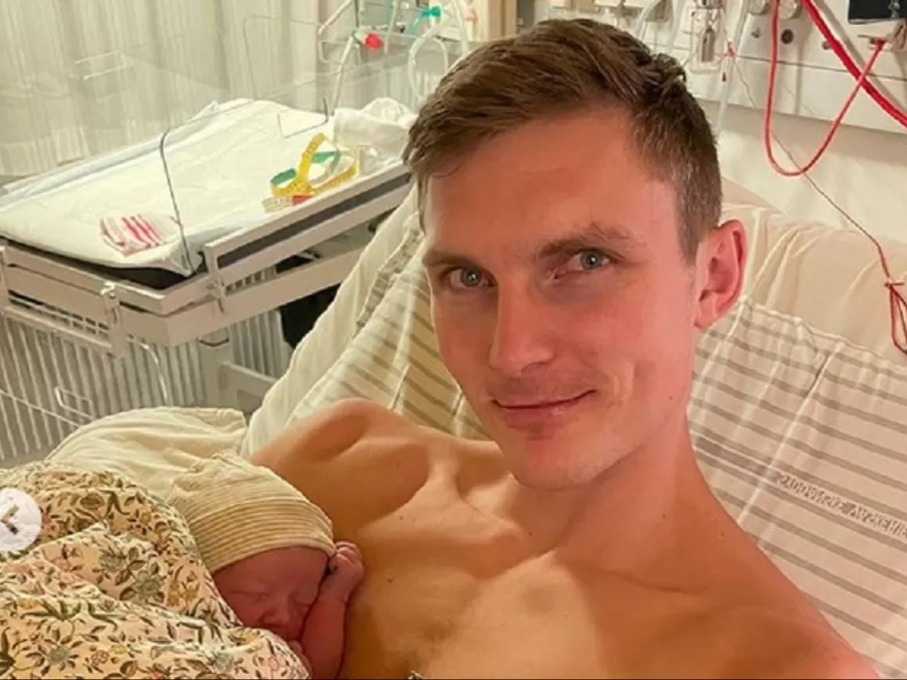Viktor Axelsen menggendong putri keduanya yang baru lahir (Foto: Instagram/@viktoraxelsen)