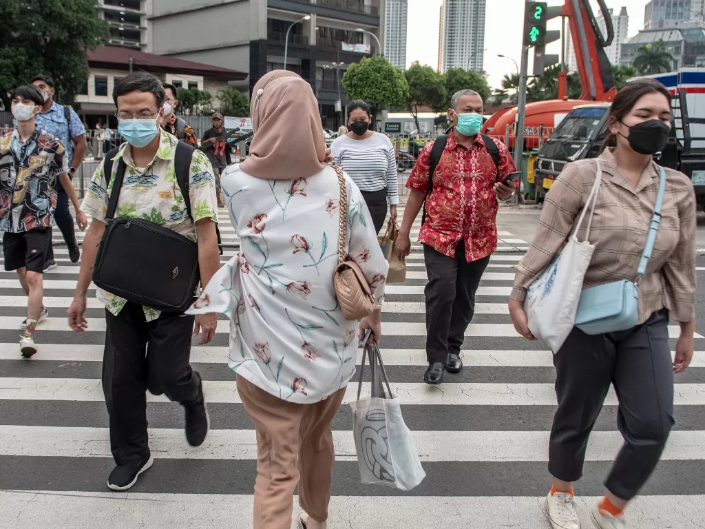 Sejumlah pekerja berjalan sepulang kerja di kawasan Sudirman-Thamrin, Jakarta, Senin (10/10/2022). (ANTARA/Muhammad Adimaja)