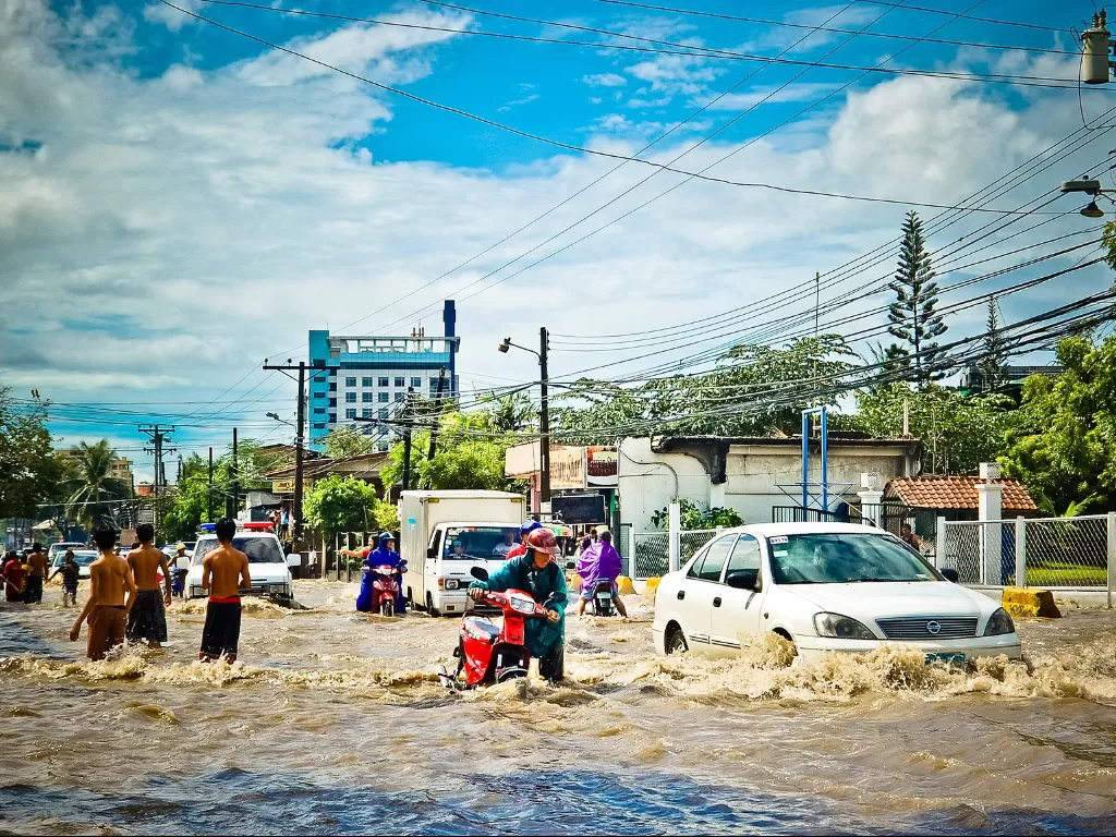Ilustrasi jalan menuju tempat wisata banjir akibat hujan lebat. (Pixabay)