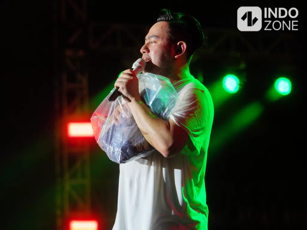 King Nassar bagikan kaos pada acara Synchronize Fest 2022 di Gambir Expo, Kemayoran, Jakarta Pusat, Minggu (9/10/2022). (INDOZONE/M. Rio Fani)