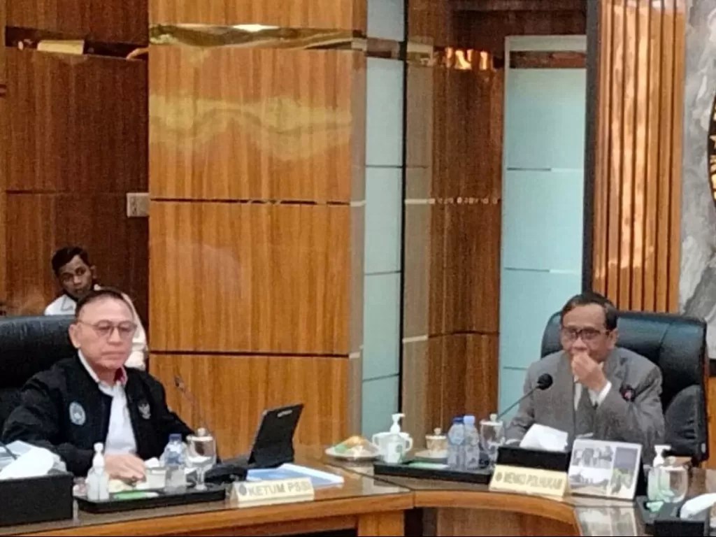 Menkopolhukam sekaligus Ketua Tim Gabungan Independen Pencari Fakta (TGIPF) tragedi Kanjuruhan, Mahfud MD membuka rapat bersama PSSI, Selasa (11/10/2022). (INDOZONE/Asep Bidin Rosidin)