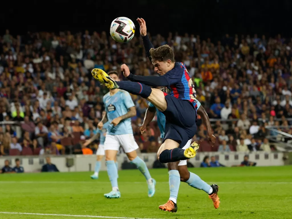 Gavi beraksi dalam pertandingan Barcelona vs Celta Vigo (Foto: Reuters/Albert Gea)