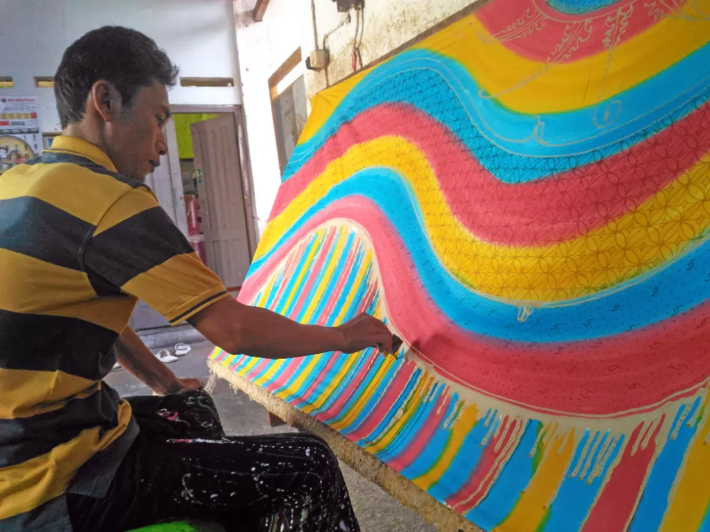 Proses membuat batik abstrak (Z Creators/Eko Haryanto)