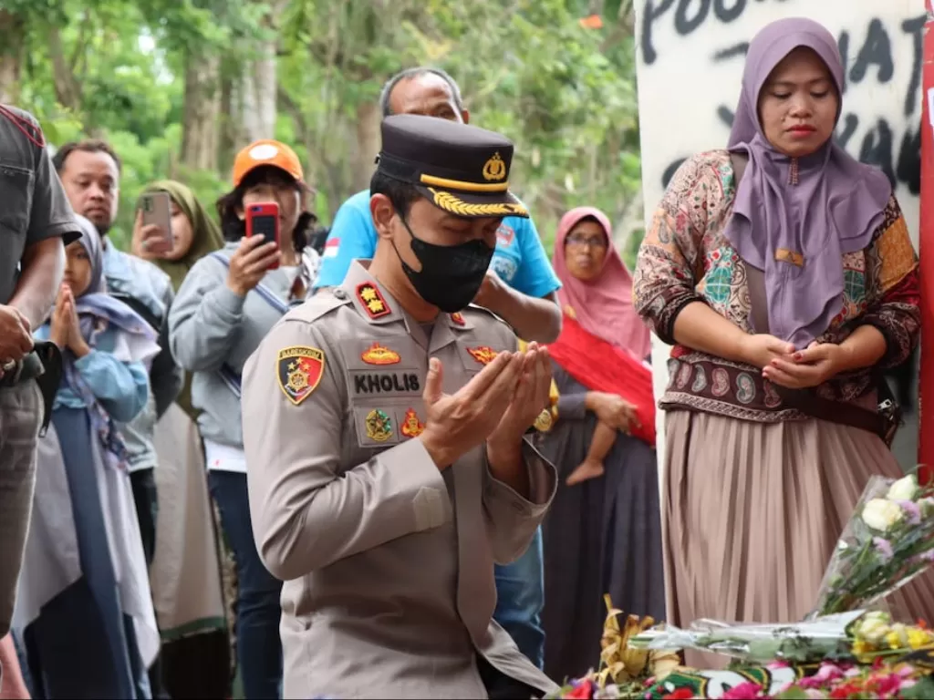 Momen Kapolres Malang yang baru bersimpuh di Stadion Kanjuruhan. (Dok. Polres Malang)