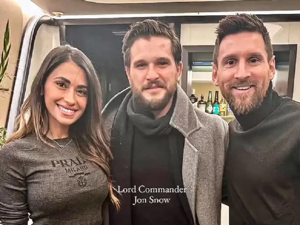 Antonella Roccuzzo, Kit Harington, dan Lionel Messi foto bersama (Foto: Instagram/@433)