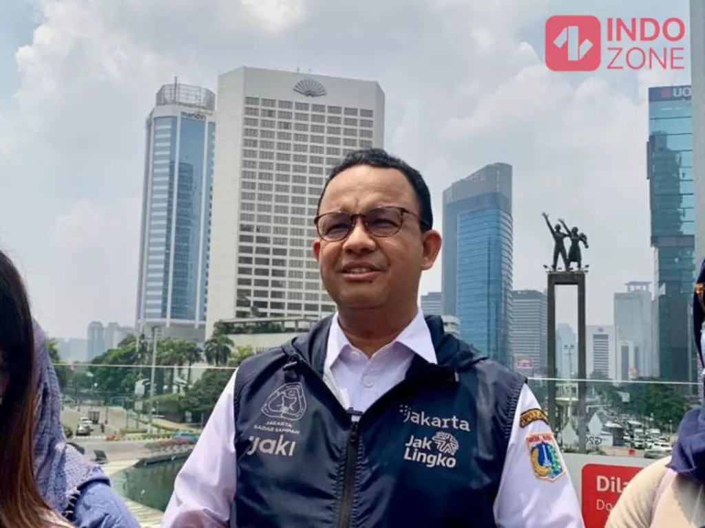 Gubernur DKI Jakarta Anies Baswedan di Halte Transjakarta Bundaran HI. (INDOZONE/Sarah Hutagaol)