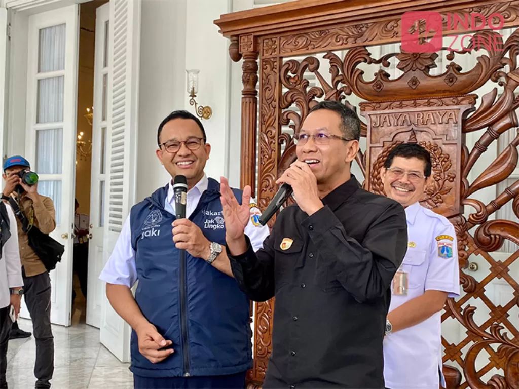 Gubernur DKI Jakarta Anies Baswedan dan Kasetpres Heru Budi Hartono (INDOZONE/Sarah)